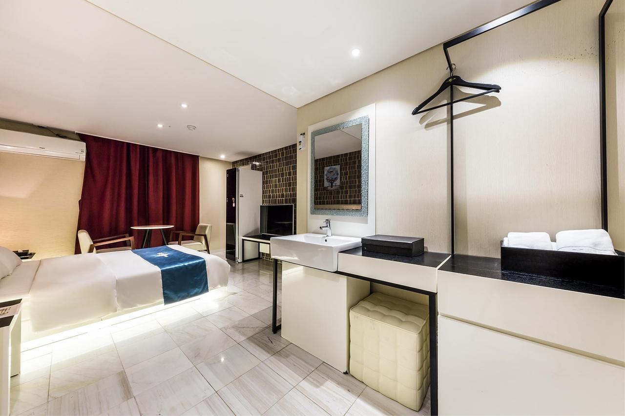 Cheonho Hotel The Blue Сеул Екстериор снимка